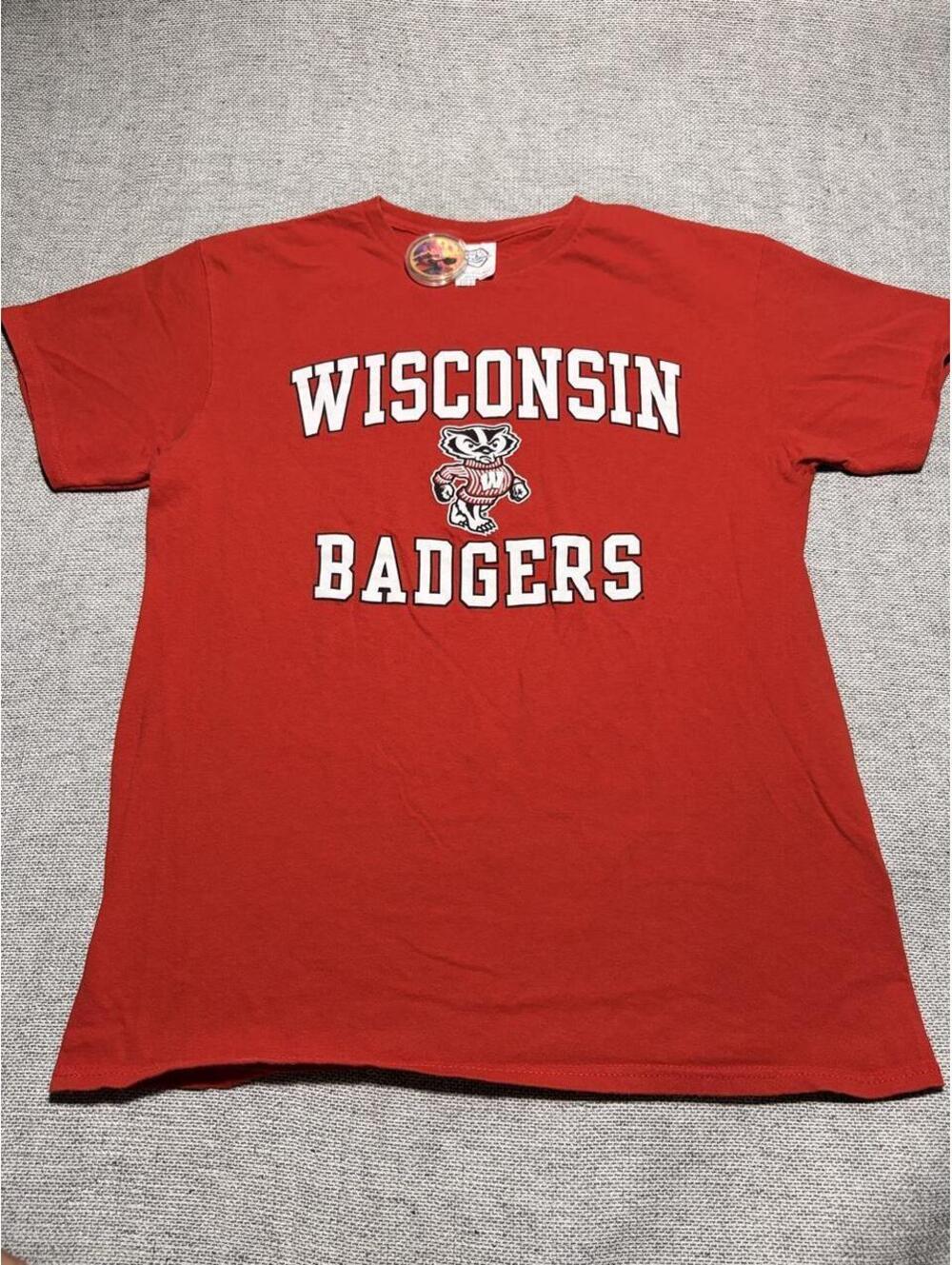 Wisconsin Badgers red t-shirt with white text and mascot - M - 0373